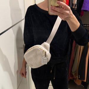 Lululemon Everywhere Belt Bag Large fleece cream white and gold NWT